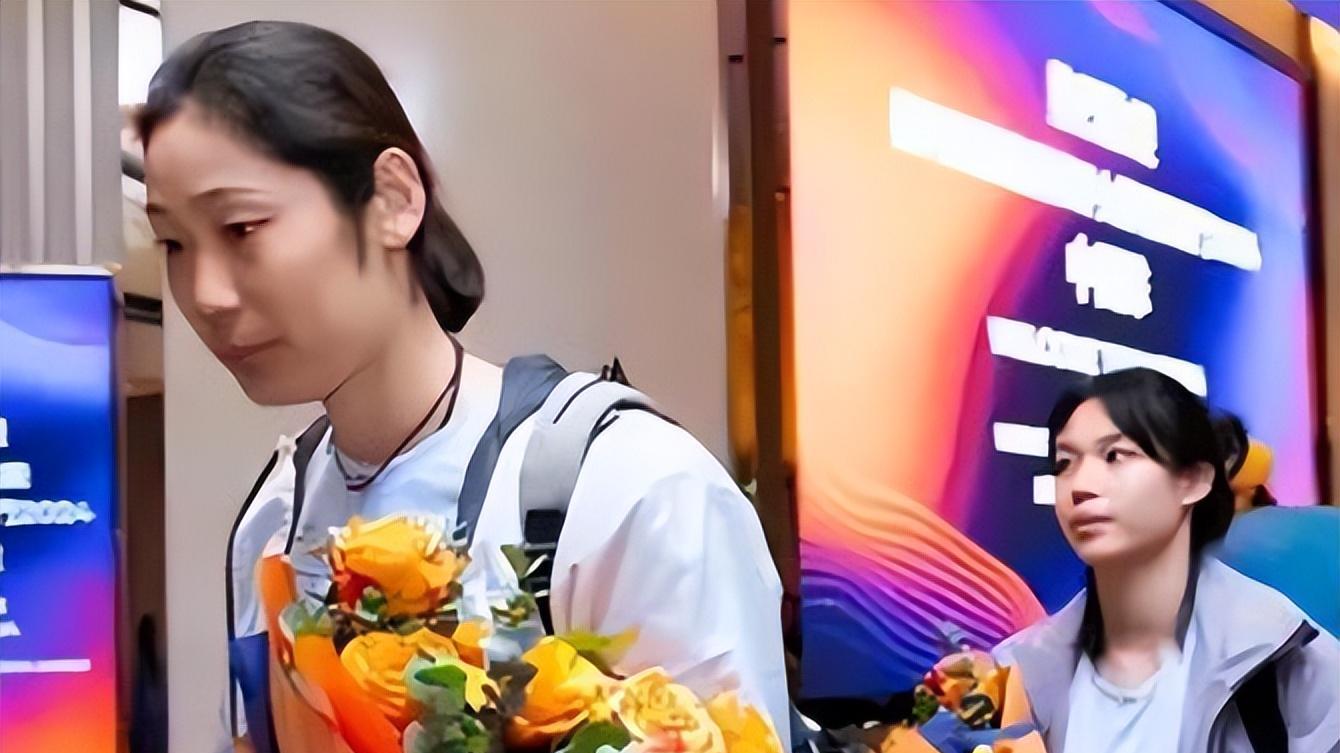 李盈莹点赞朱婷袁心玥争议镜头？她凌晨1点发声！回应内讧传闻