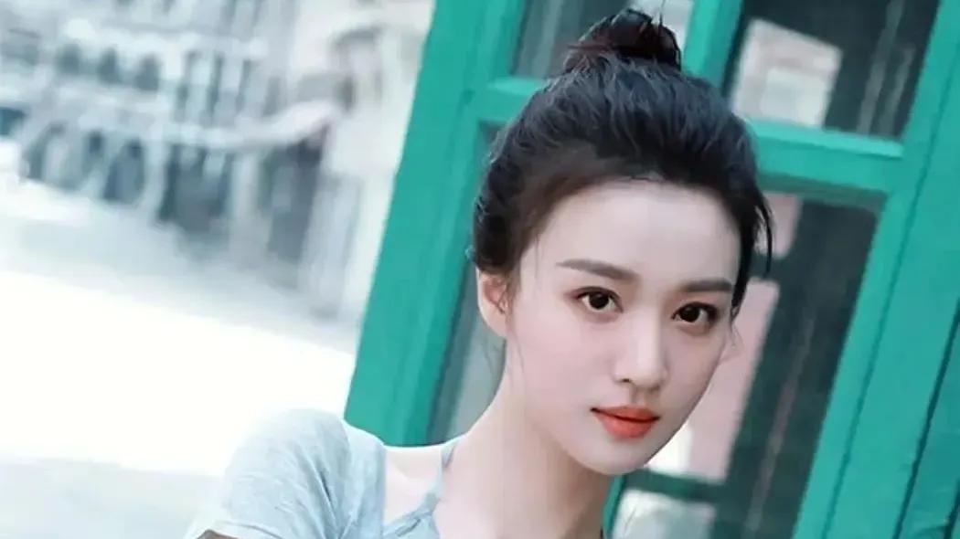 24岁王楚然，身材高挑有料，温婉水润迷人