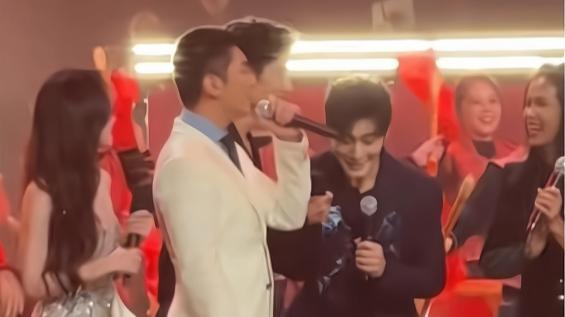 肖战黄晓明C位谦让，娱乐圈上演温情一幕！