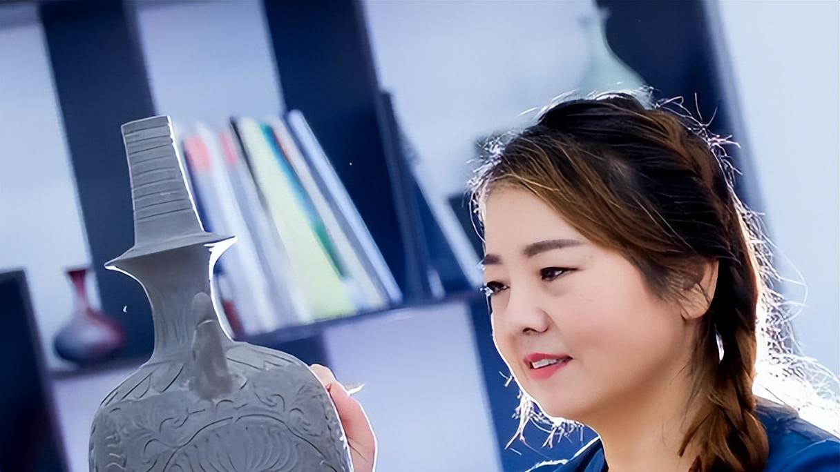 陶艺传承人梁亚萍去世，年仅51岁，亲友悼念去世原因太可惜！