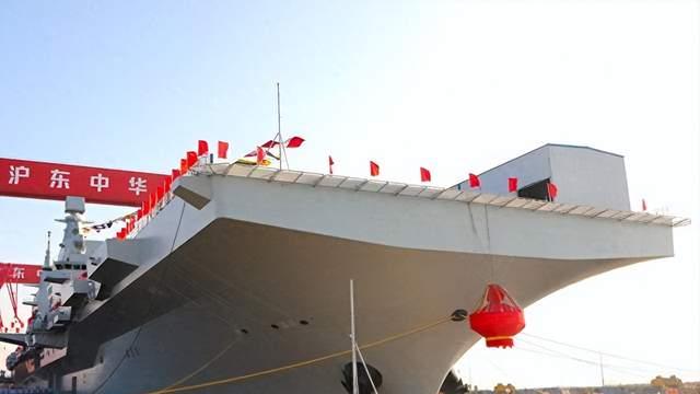 076两栖攻击舰首舰下水