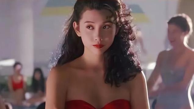 “冻龄女神”邱淑贞近照曝光！56岁拜佛身材引热议，丈夫深情不变