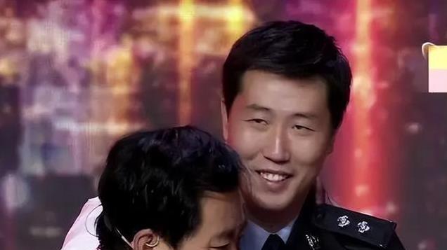 爱子离世后，父亲发现了酷似他的警察，千里寻找请其假扮儿子11年
