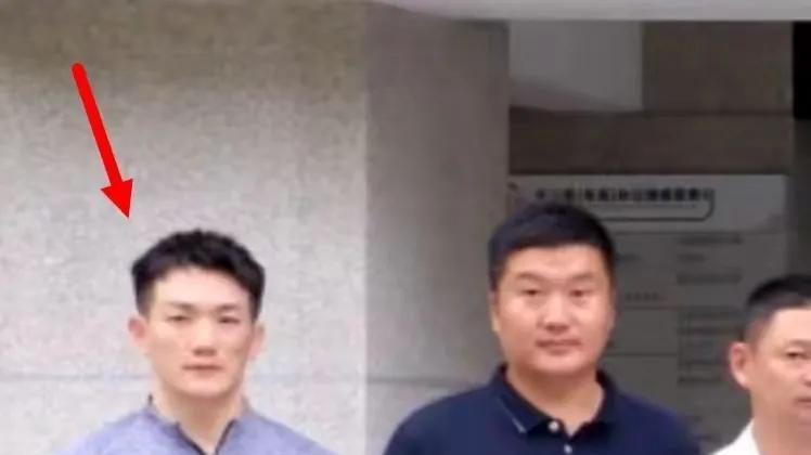 曝张馨予老公已转业，何捷入职广州大学保卫处，合影站边上很帅气