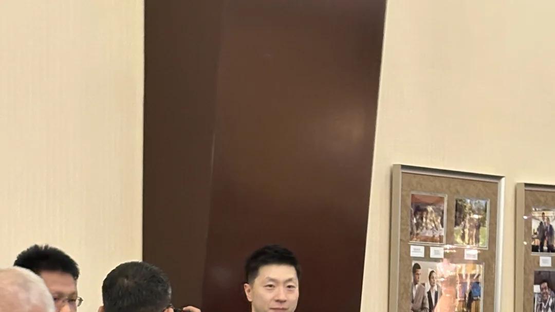 马龙刘诗雯洛杉矶西装革履打混双，龙队秀背后击球，枣儿笑了！