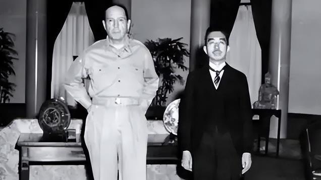 麦克阿瑟在日本当太上皇啥生活？霸占日本第一美女，天皇像他儿子
