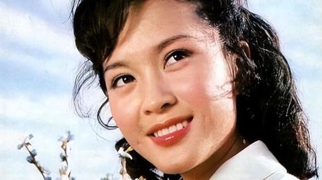 演员方舒：两婚两离后，独力将两个女儿抚养成人，现今儿已成骄傲