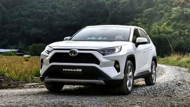 与bZ4X同款前脸？丰田全新一代RAV-4外观首曝，燃油党的希望