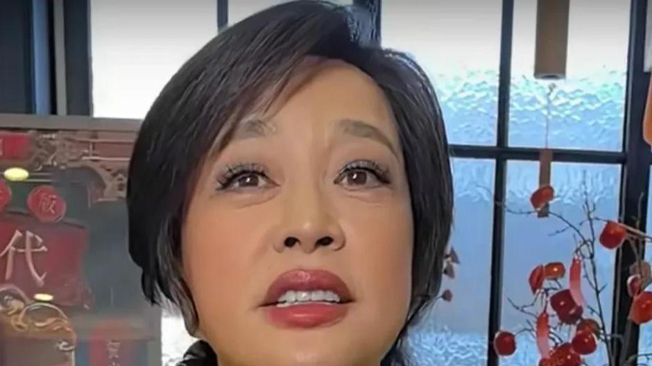 74岁刘晓庆皮肤状态真好，脖子上没有细纹，指甲都干干净净的