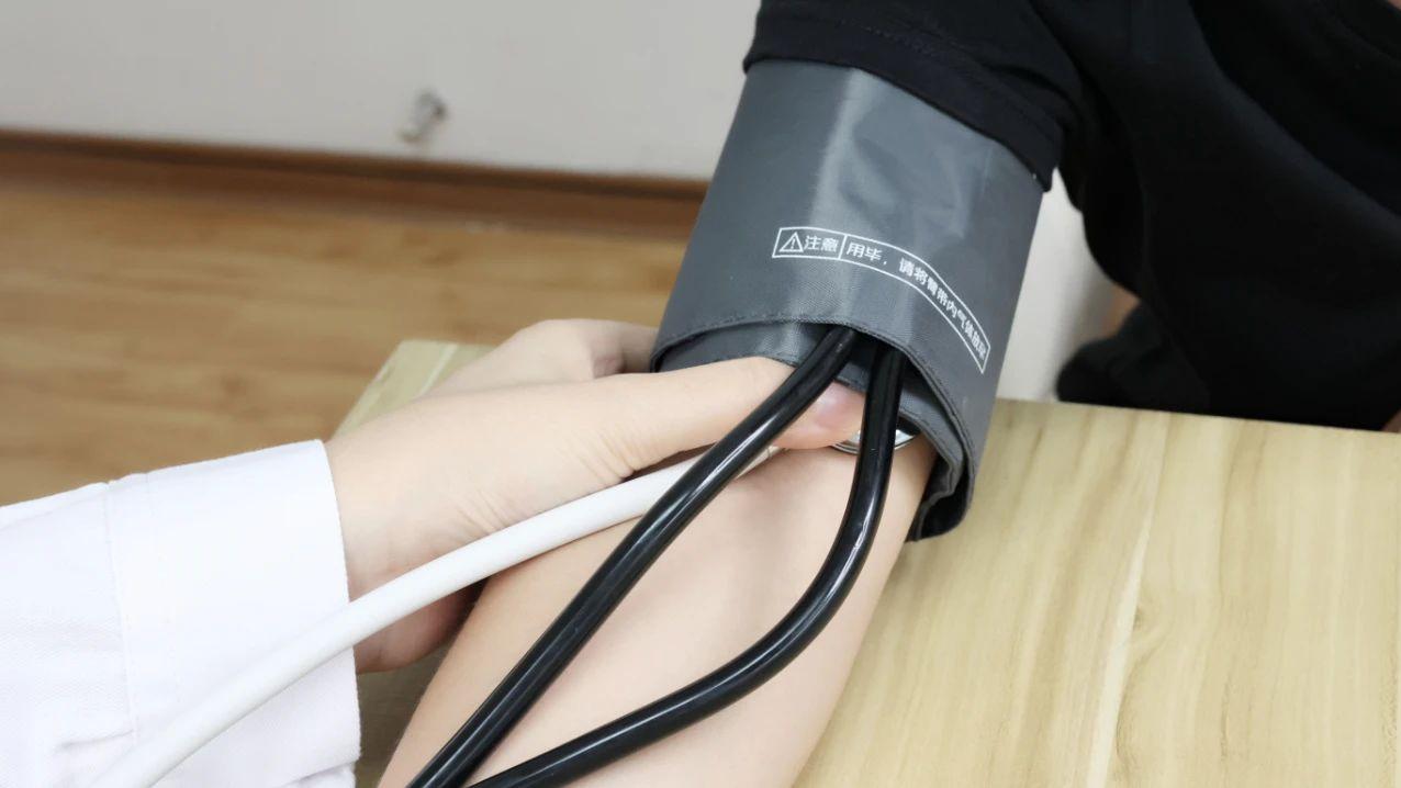 高血压患者要注意了，手指出现这3种“异常”，说明脑梗要来了