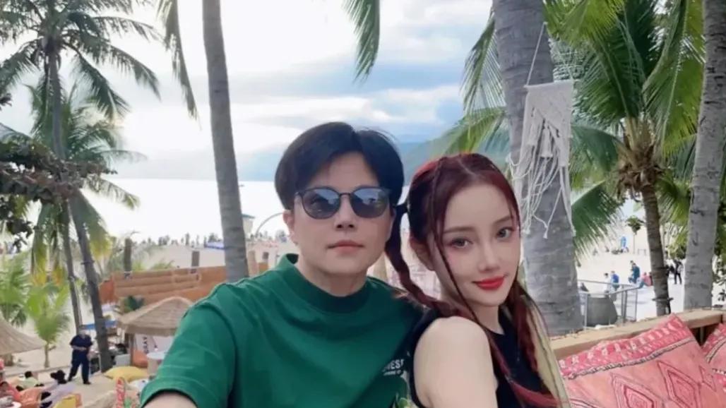 43岁李小璐海边度假，外套半脱半穿显身材，靠着小鲜肉一脸娇媚