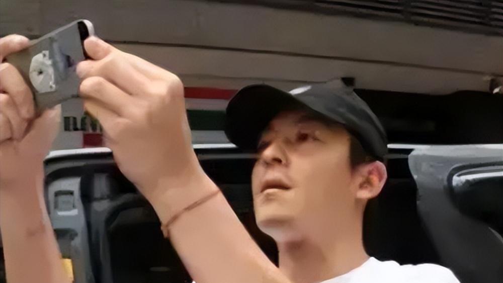 打人砸车喊小弟，明星大战八卦媒体也挺猛，难怪没人敢动任达华