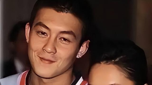 炸裂！阿娇疑知三当三，同居细节曝光，男方因诈骗富婆800万被拘