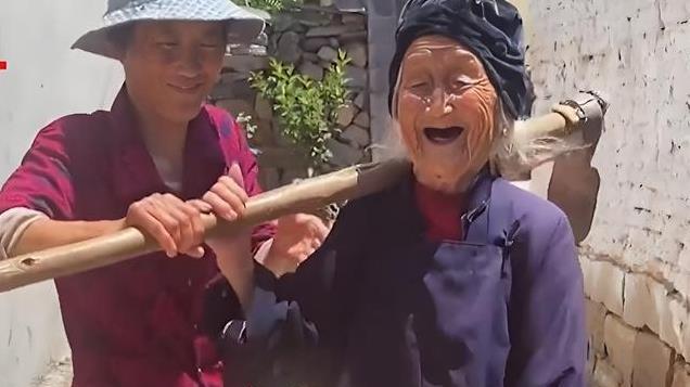 山东老太娄成玉，102岁活成少女，调皮捣蛋，80岁儿媳操碎了心