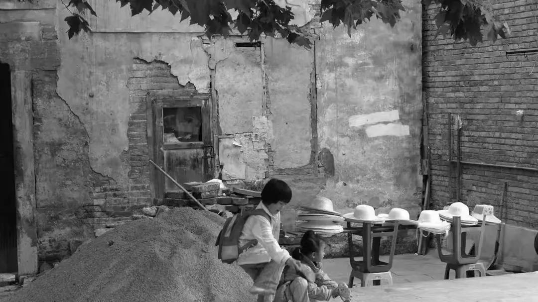 那年相亲失败，返回时帮大娘挑米回家，见到屋里的姑娘我赶紧开溜