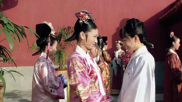 《甄嬛传》要不是每个人的旗头暗示，她们永远不知自己的命运如何