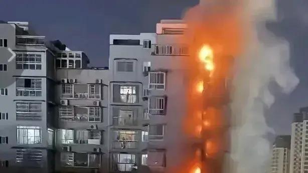 辽宁朝阳：市民举报老旧楼体存在多处安全隐患，却遭到城管干部百般阻挠，执法者反而为违法者说情为哪般？