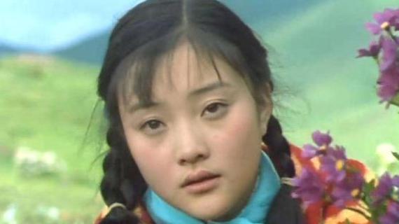 43岁李小璐离婚后更显娇嫩，蕾丝头巾搭配紧身裤宛如仙子下凡，谁娶到她岂不赚翻了！