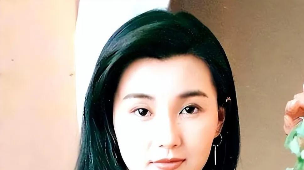 事实证明，无夫无子孤身住贫民窟的张曼玉，已去往另一条道路