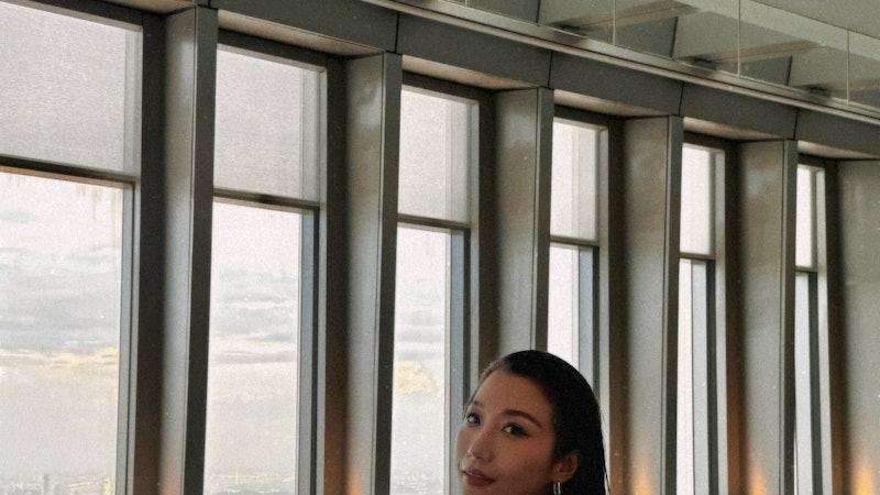 38岁香港女主持支喾仪大秀身材，网友：果然出水芙蓉