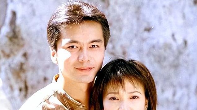他是著名老戏骨，娶了4位妻子，个个美若天仙，60岁仍是不老男神