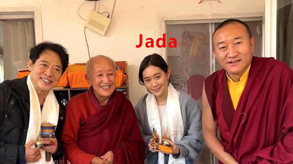 61岁李连杰罕见露面，状态年轻许多！手上佩戴天珠被指价值上亿