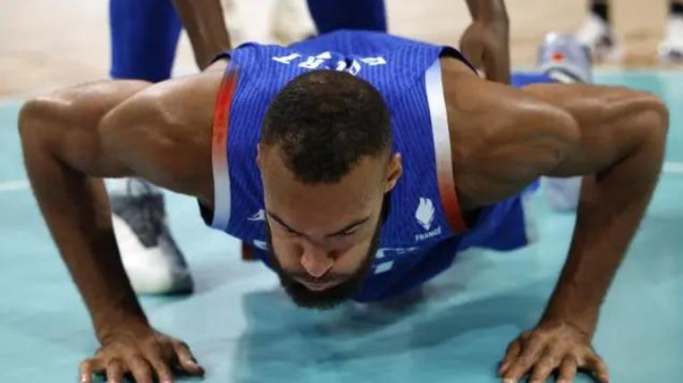 2.05亿场均3.3分！DPOY被他们骂惨了！