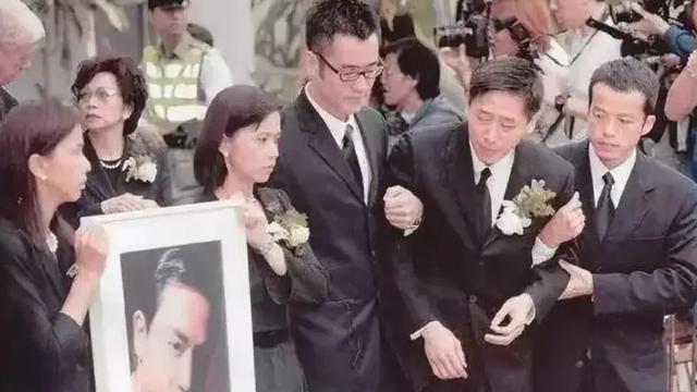 唐鹤德再发张国荣旧照引争议，其账号仍设私密，人在上海老了好多