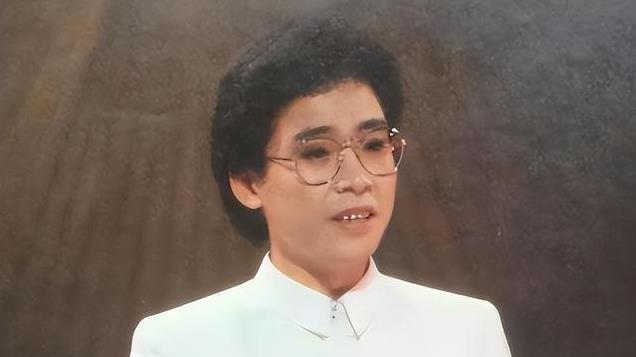 只因春晚唱了一首歌，被封杀14年，如今身价过亿，却无偿捐给祖国