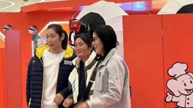 朱婷归国首秀来啦，和郎平教练合体直播，争议声四起！