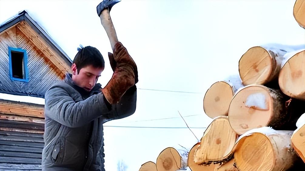 西伯利亚冬天有多可怕？屯粮千斤腌菜百罐，还得砍柴一个月