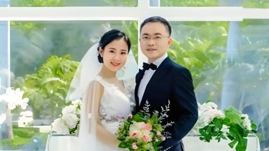 蔡磊现状令人泪目，舌头嘴唇已经萎缩，洗澡用绳子吊，妻子很绝望