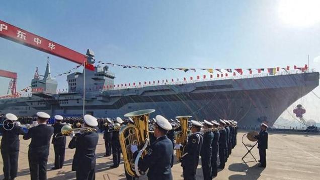 四川舰“横空出世”，下水视频曝光，性能堪比小型航空母舰