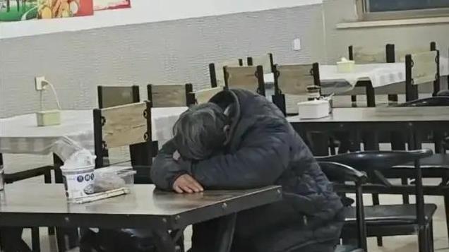 看哭了！老人从北京看病后骑电瓶车回老家，沿线网友已出发去找