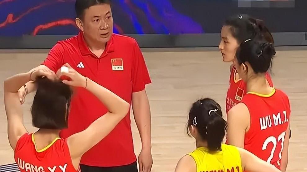 中国女排首局惨败！朱婷坐冷板凳1秒不让打，李盈莹单局1分都不换