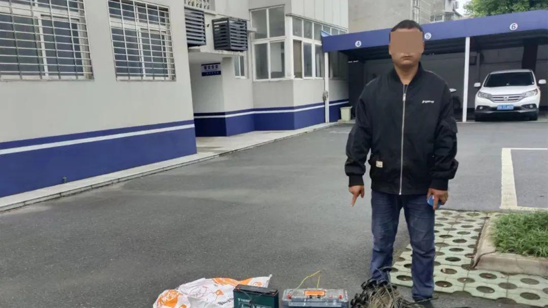 两男子私设电网非法狩猎被抓