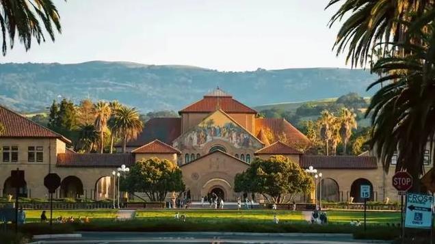 曹德旺还是那么霸气，游云南腾冲和顺古城，抽烟摸打火机动作很帅