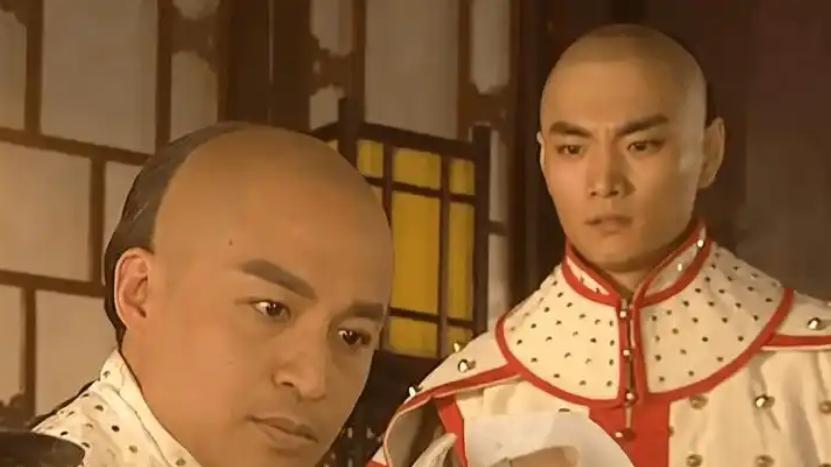 多尔衮父母相继离世，他成了兄弟三人的主心骨，哥哥却常常怨恨他