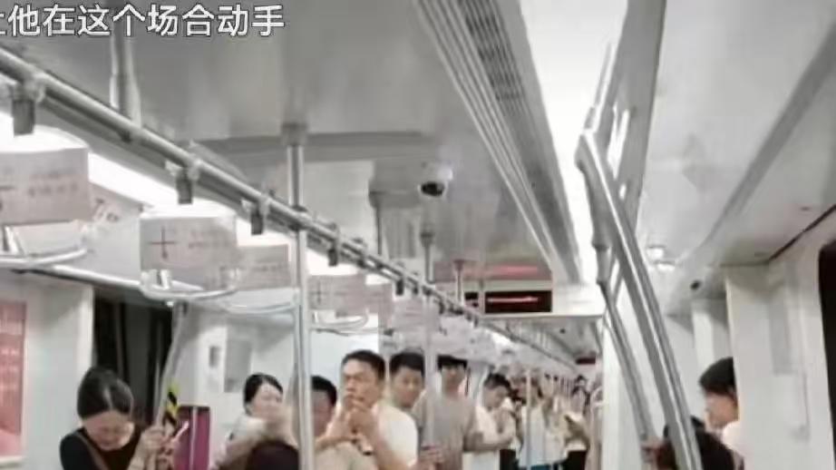 长沙地铁男子暴打妻子，怒斥孩子学费交不起，丈夫却给小情人花钱