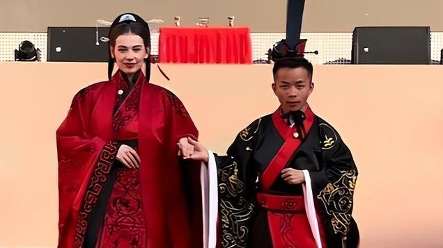 湖南小伙田军：身高158米，娶176米白俄女模特，开保时捷当网红