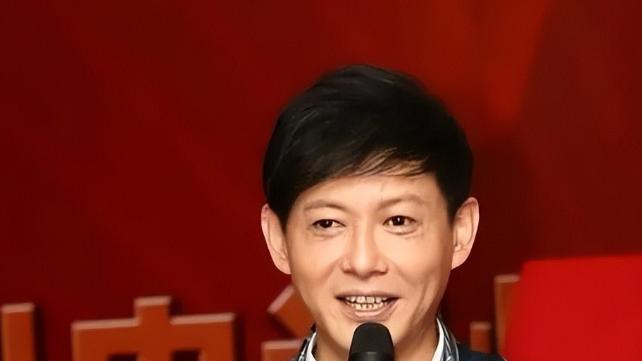 他是“央视的败类”，抛弃妻子和董卿同居6年，14岁才得知叔叔是亲爸