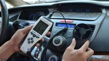 高速行驶中的汽车空调突然不制冷，出风量变小，是什么原因？