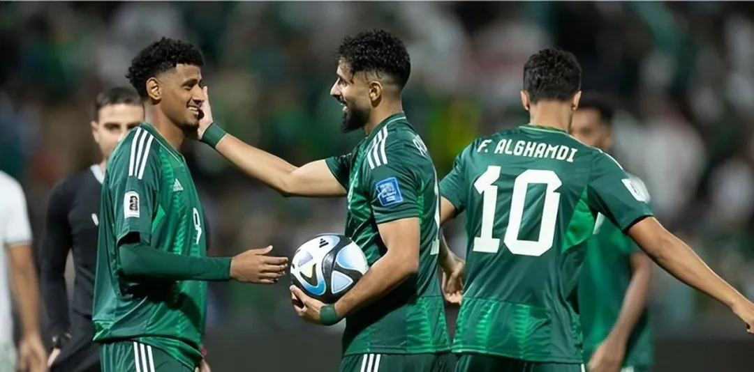 0-2！亚洲第7大崩盘，4轮2分进世界杯悬了，国足6分垫底也能争二