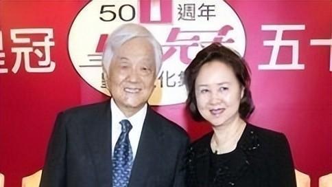 琼瑶30岁登上杂志封面，长相普通，没有气质，没原配林婉珍漂亮