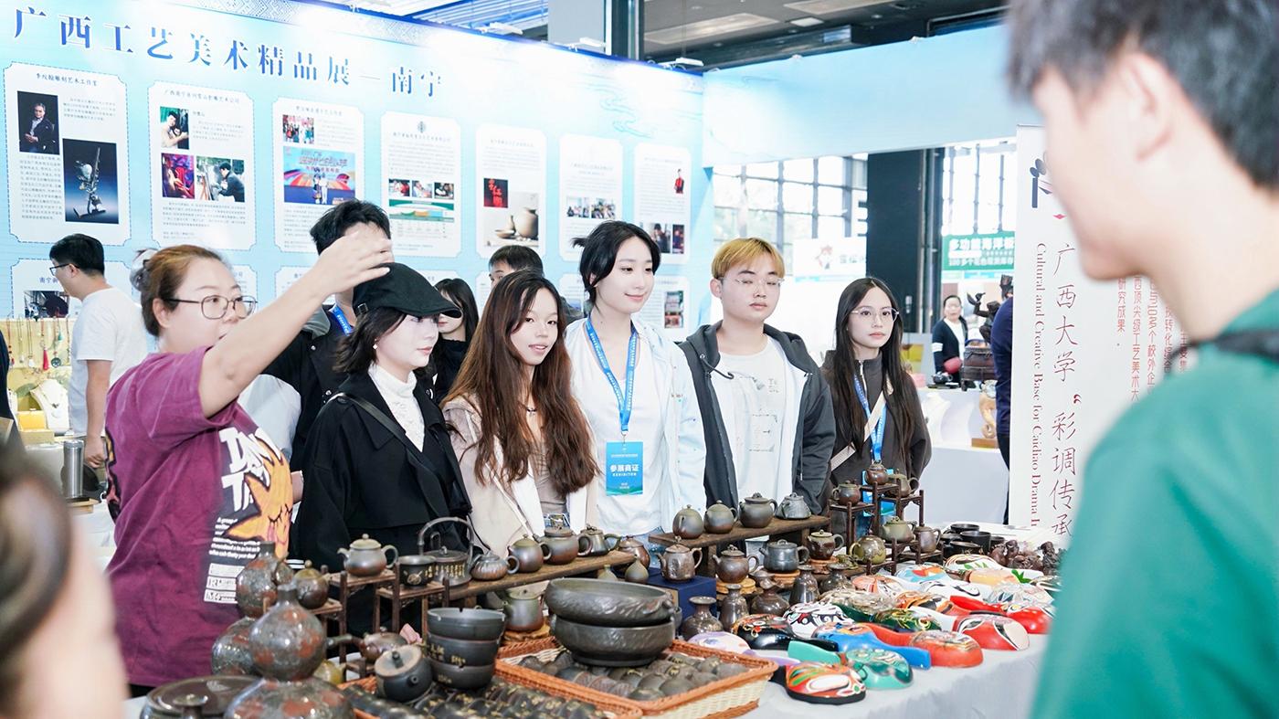 广西12地市工艺美术精品集中亮相南宁