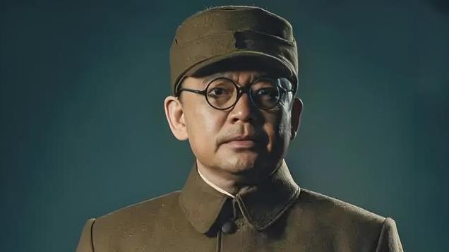 曾拒绝巩俐！他29岁娶初恋，结婚32年零绯闻，为妻子拿起绣花针