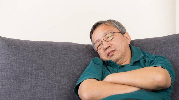 “8小时睡眠论”是错的？65岁以后，每天睡多久好？医生告诉你答案