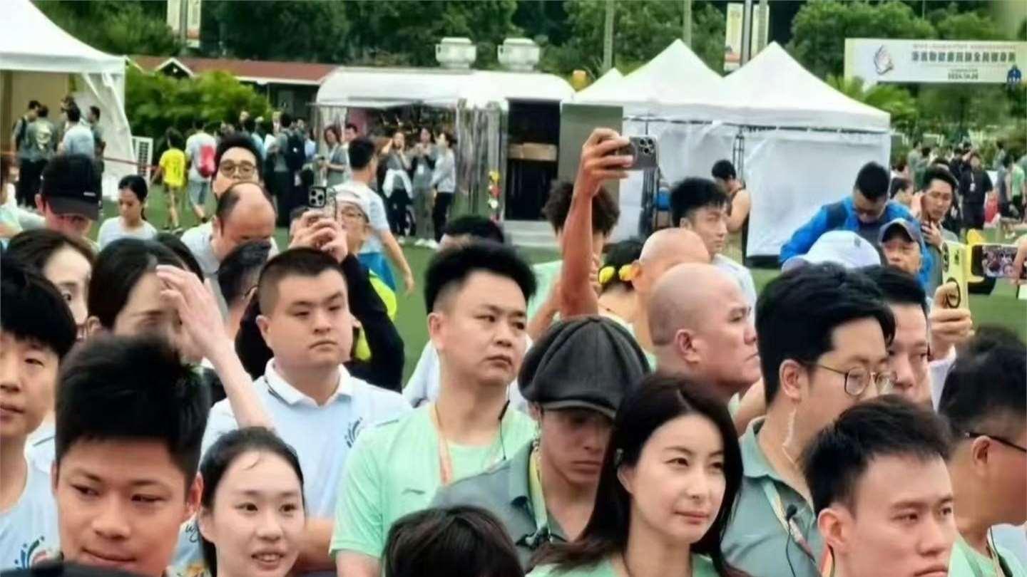 全红婵和郭晶晶，在澳门同框！全红婵冲郭晶晶亲亲的表情，成经典
