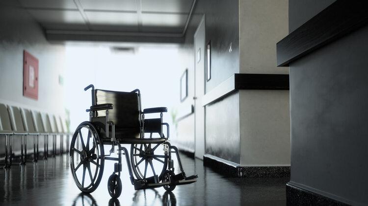 蔡磊46岁生日照曝光，戴呼吸机全身浮肿，费力吃蛋糕惹人心疼！