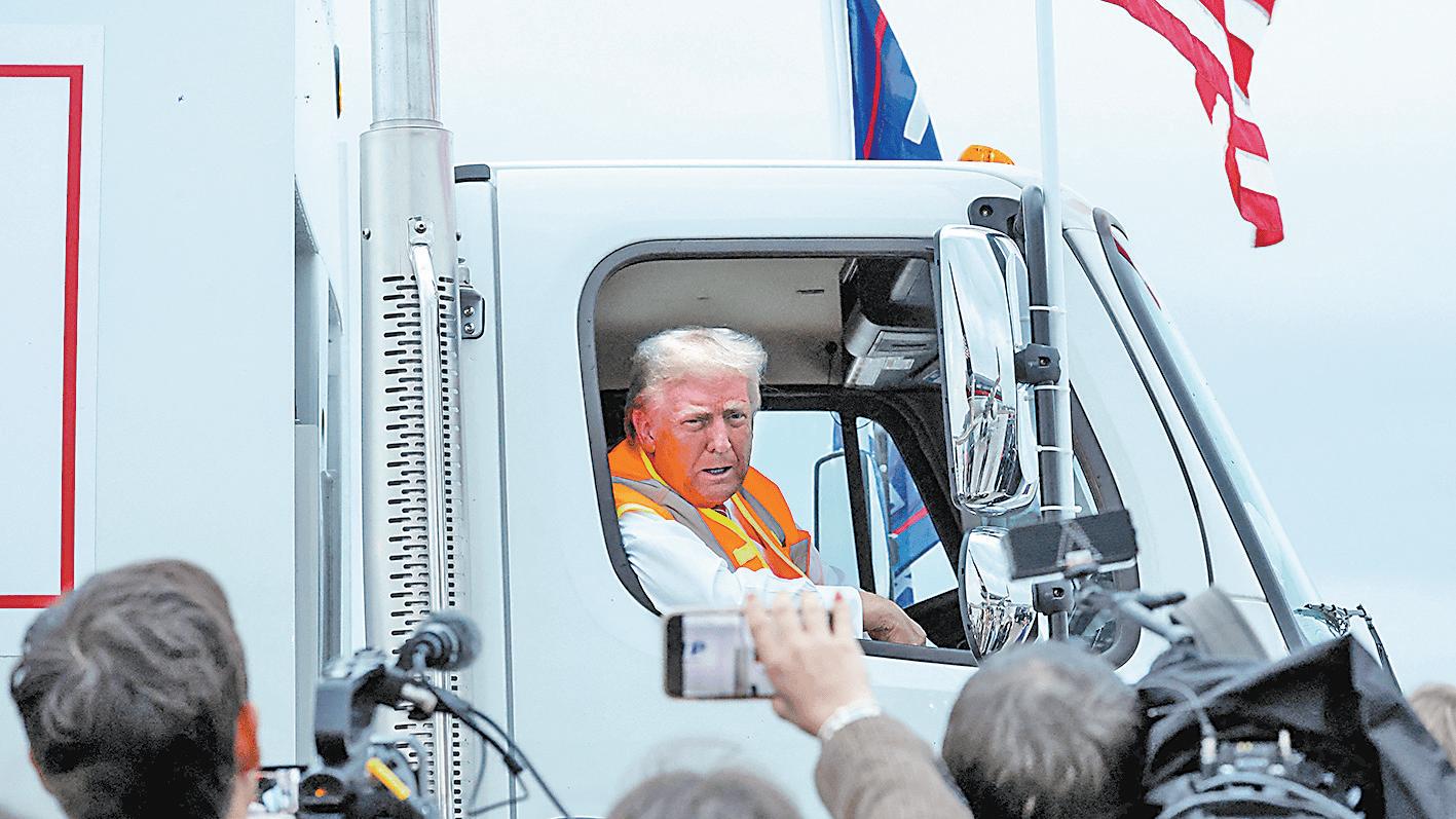 拜登“垃圾”言论引爆舆论，特朗普清洁工装扮回击，美国大选悬念迭起！